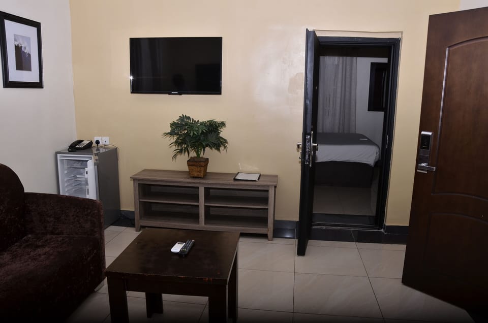 Executive Suite, 1 King Bed, Non Smoking | Desk, free WiFi, bed sheets
