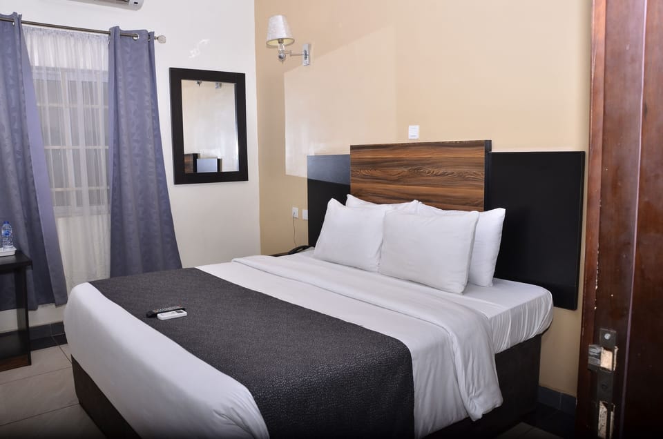 Deluxe Double Room, 1 King Bed, Non Smoking | Desk, free WiFi, bed sheets