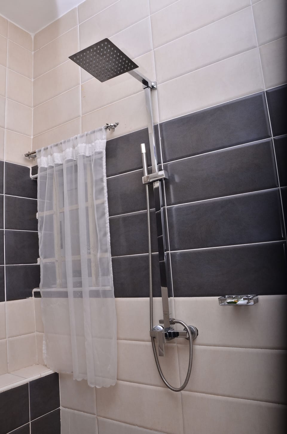 Combined shower/tub, deep soaking tub, free toiletries, towels