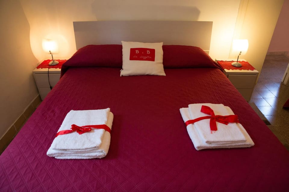 Premium bedding, minibar, desk, travel crib