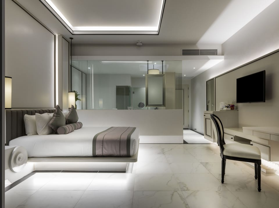 Executive Room, 1 King Bed, Pool Access | Premium bedding, minibar, in-room safe, individually decorated