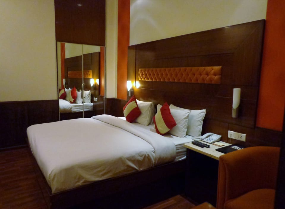 Minibar, in-room safe, desk, iron/ironing board
