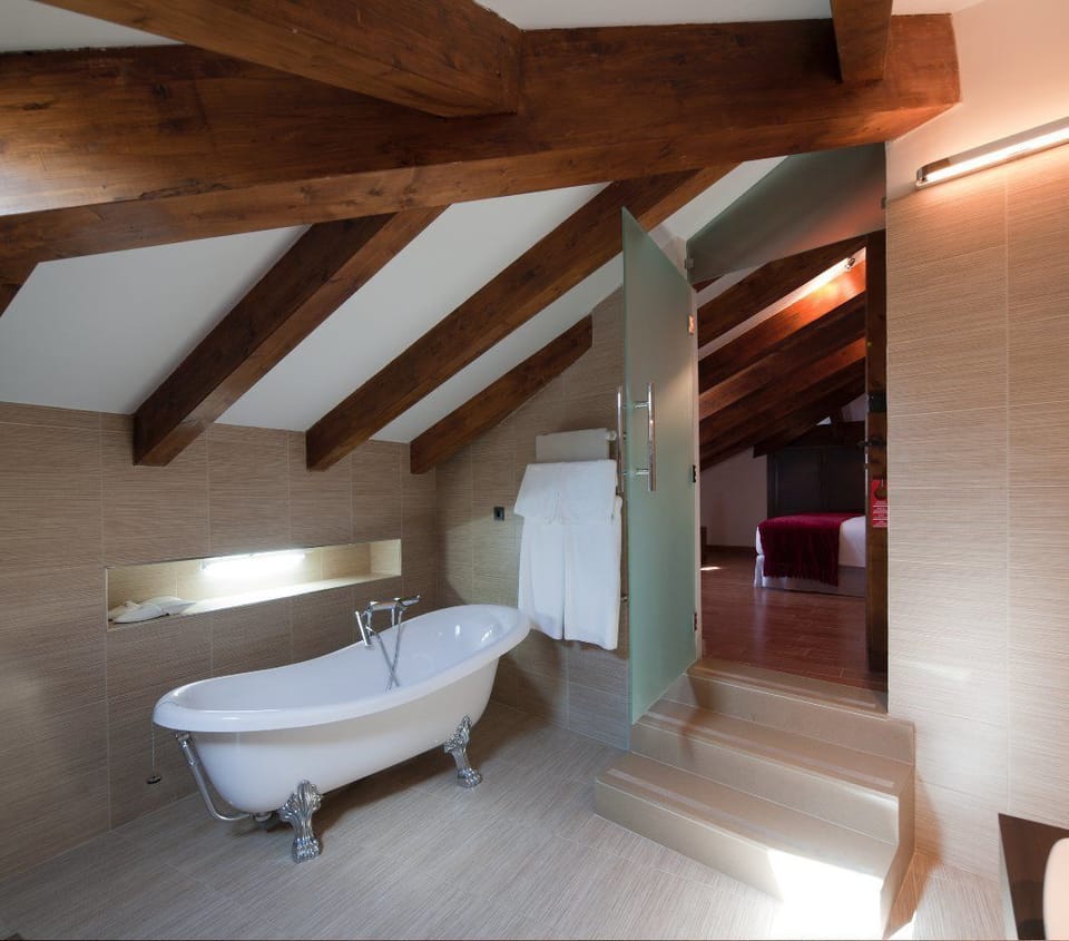 Superior Room | Bathroom | Free toiletries, hair dryer, towels