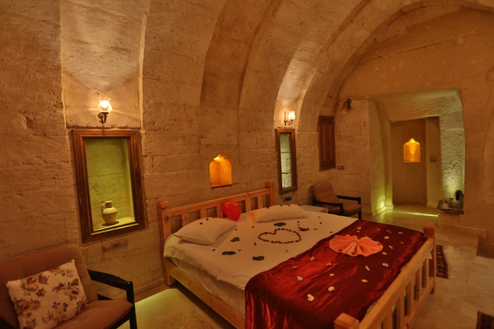 Deluxe Room | Premium bedding, desk, soundproofing, free cribs/infant beds