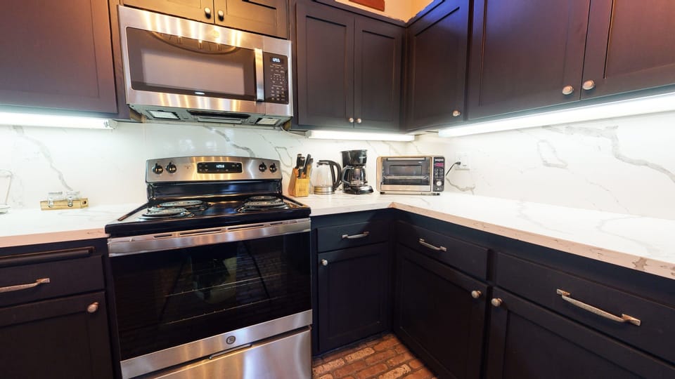 Condo, 3 Bedrooms | Private kitchen | Fridge, microwave, oven, dishwasher