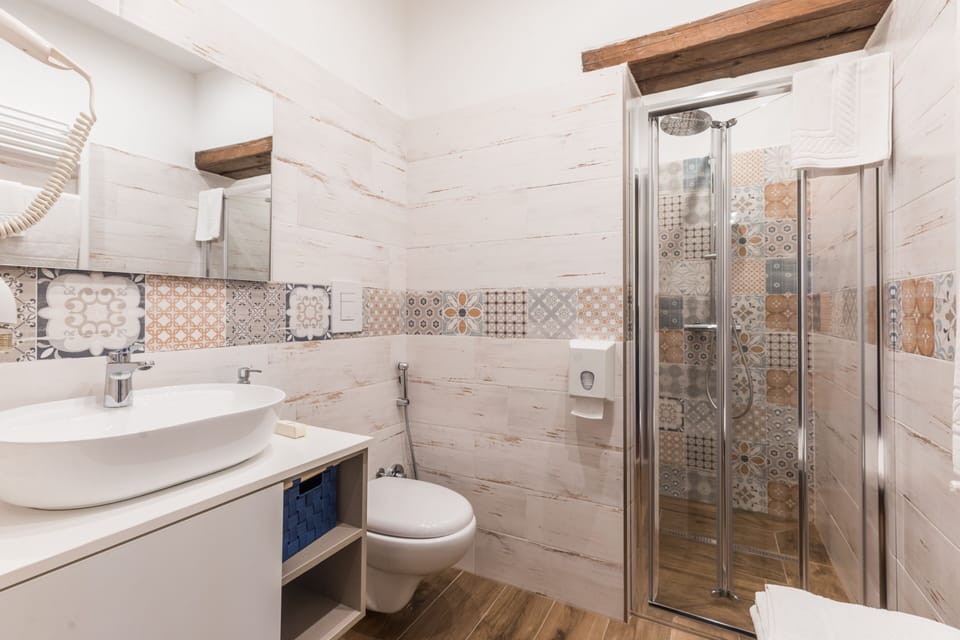 Comfort Suite, 1 Bedroom (Orizzonte) | Bathroom | Shower, free toiletries, bidet, towels