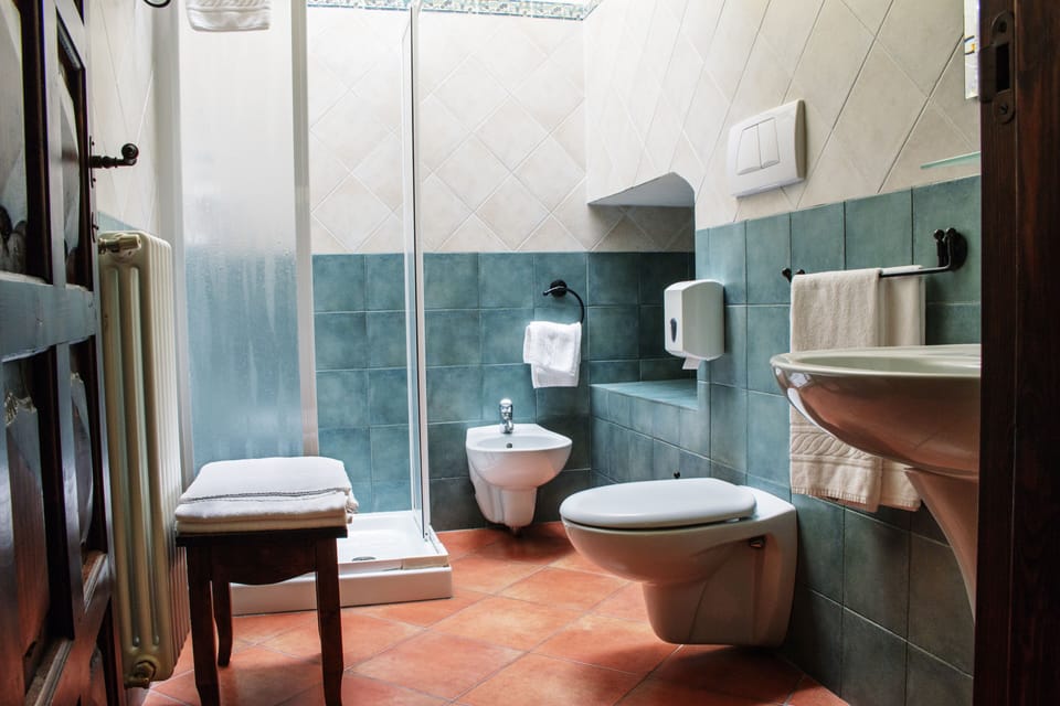 Suite (Mistral) | Bathroom | Shower, free toiletries, bidet, towels