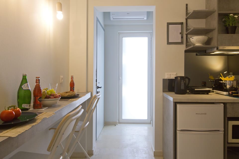 City Suite, 1 Bedroom, Kitchenette, City View | Private kitchen | Shared fridge, microwave, coffee/tea maker, electric kettle