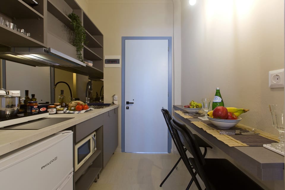 City Studio Suite | Private kitchenette | Shared fridge, microwave, coffee/tea maker, electric kettle