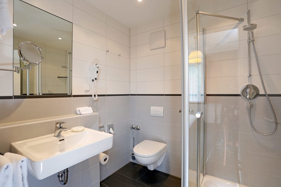 Shower, free toiletries, towels