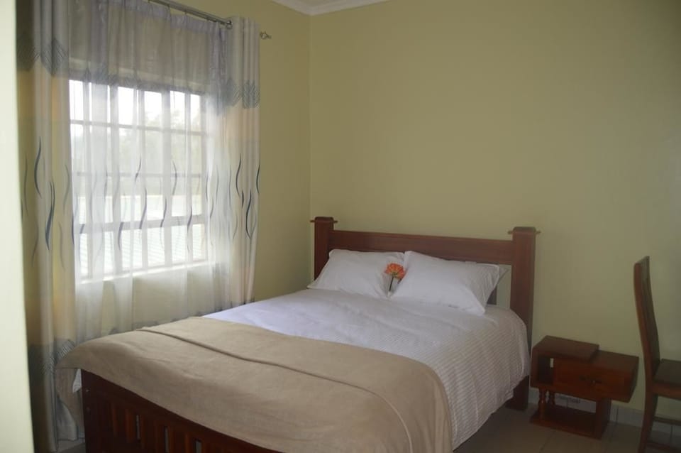 Desk, soundproofing, free cribs/infant beds, free WiFi