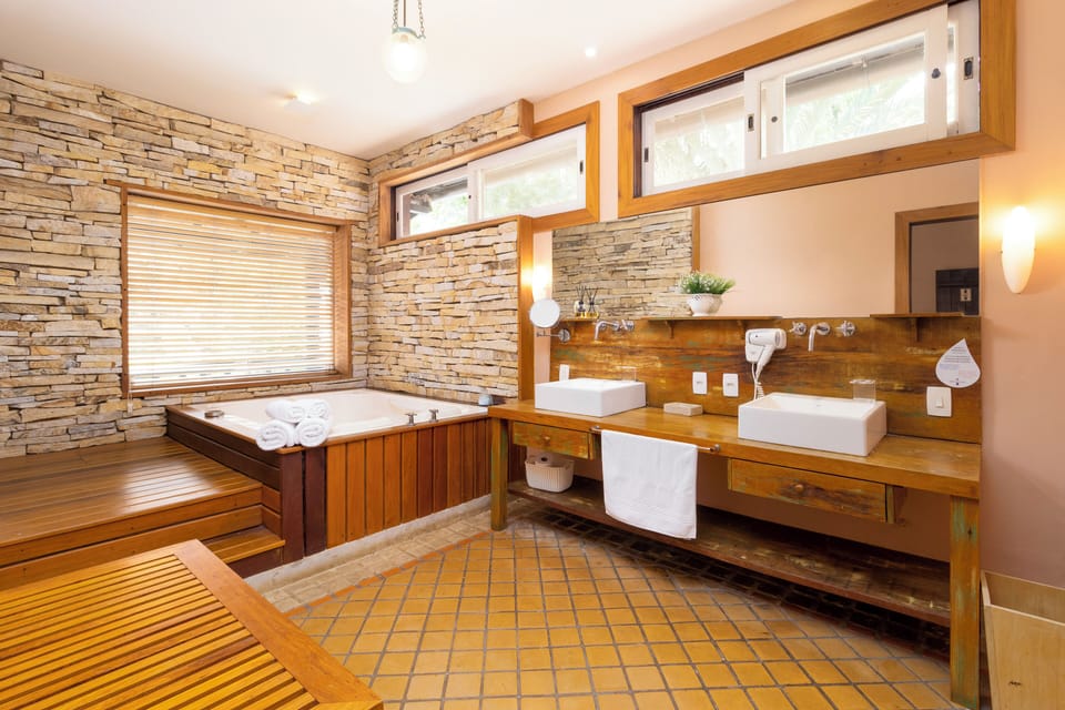 Presidential Suite | Bathroom | Shower, free toiletries, hair dryer, bathrobes