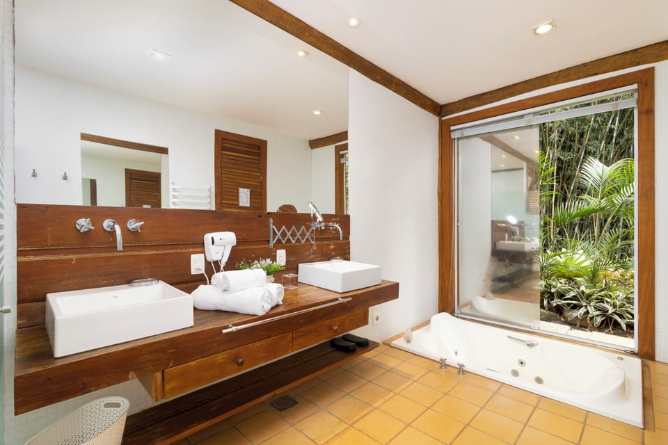 Exclusive Bungalow (Master) | Bathroom | Shower, free toiletries, hair dryer, bathrobes