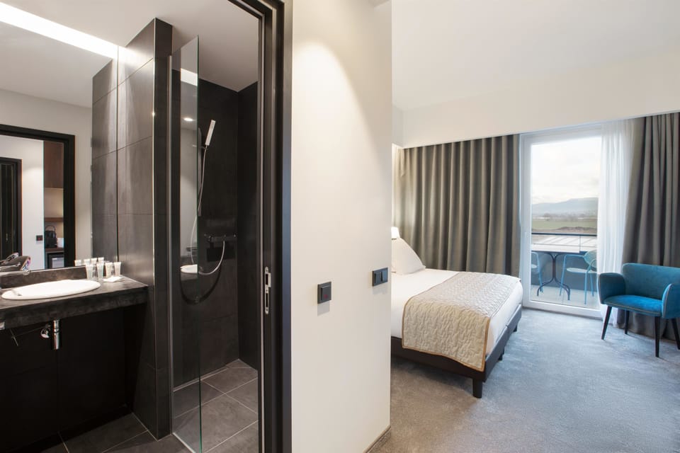Deluxe Room, 1 Queen Bed, Non Smoking, Balcony (Converts to 2 Twin Beds) | Premium bedding, pillowtop beds, minibar, in-room safe