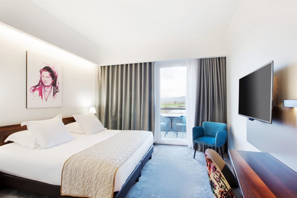 Deluxe Room, 1 Queen Bed, Non Smoking, Balcony (Converts to 2 Twin Beds) | Premium bedding, pillowtop beds, minibar, in-room safe