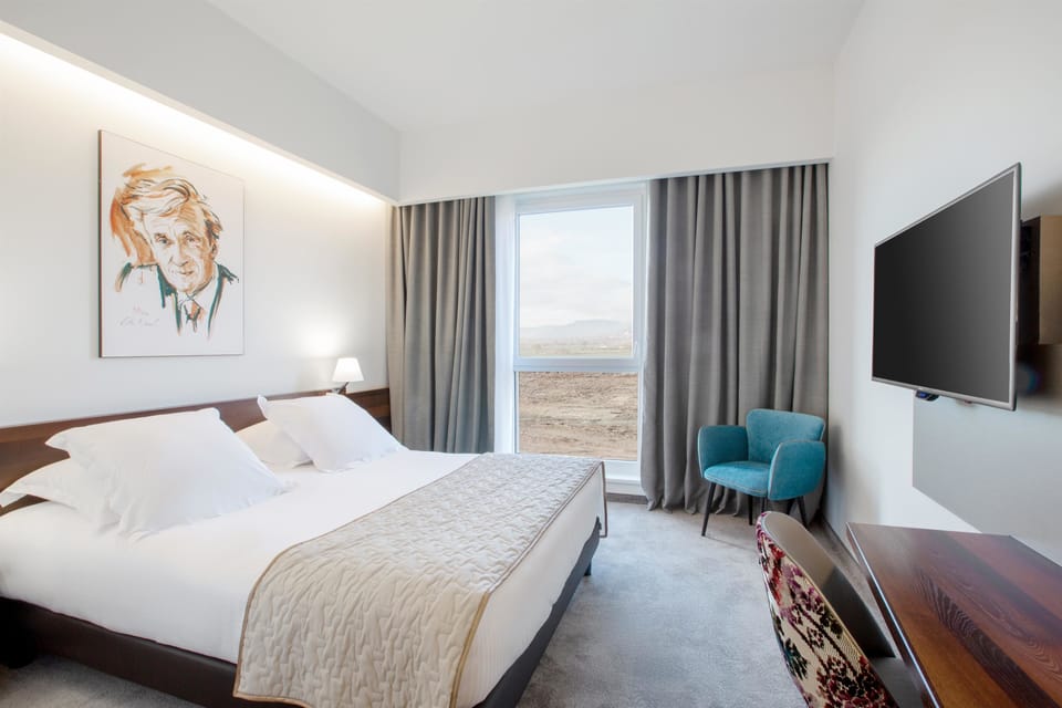 Executive Room, 1 King Bed, Non Smoking | Premium bedding, pillowtop beds, minibar, in-room safe