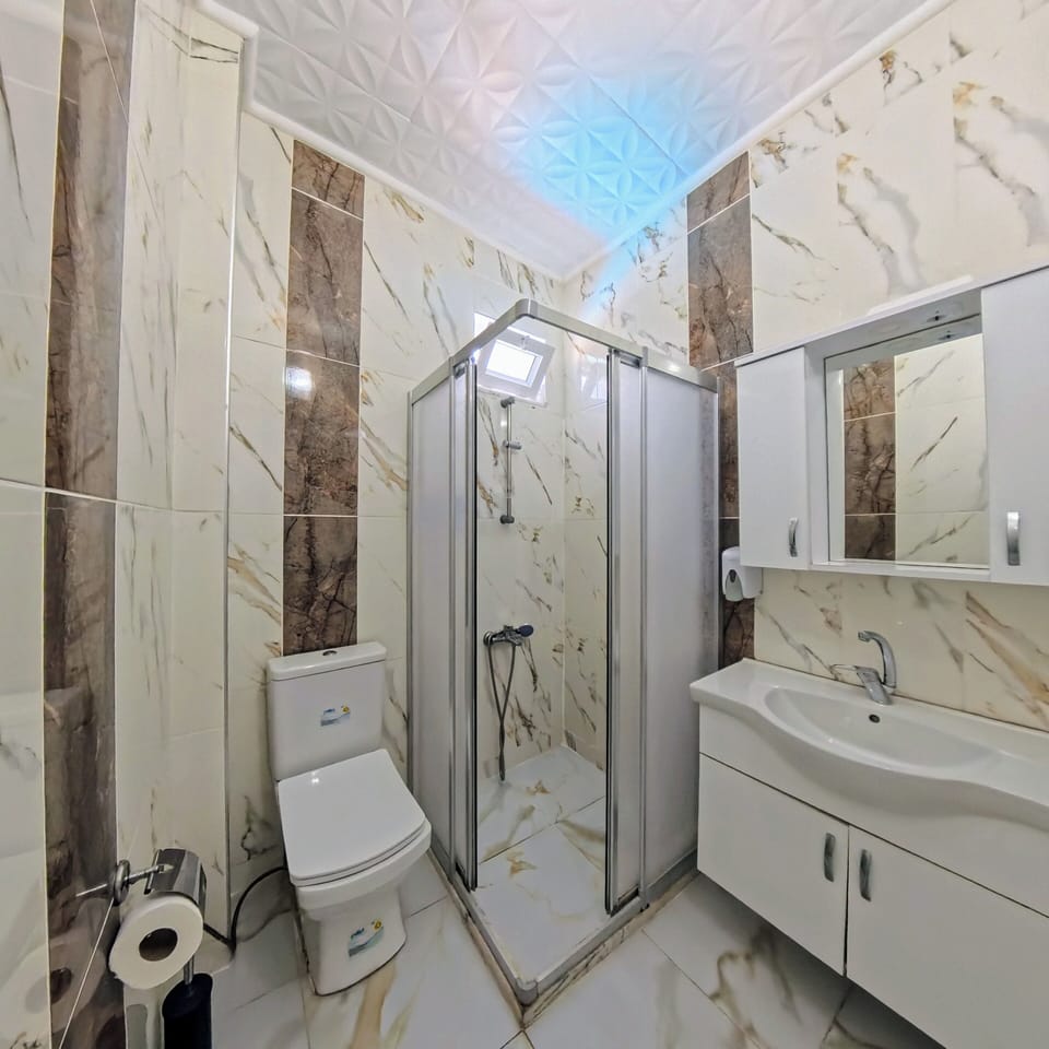 Triple Room | Bathroom | Shower, hair dryer, bathrobes, slippers