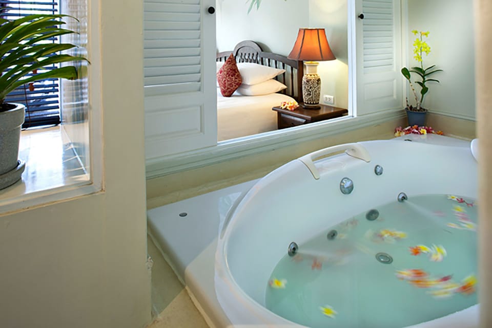 Royal Grande Deluxe Room | Jetted tub