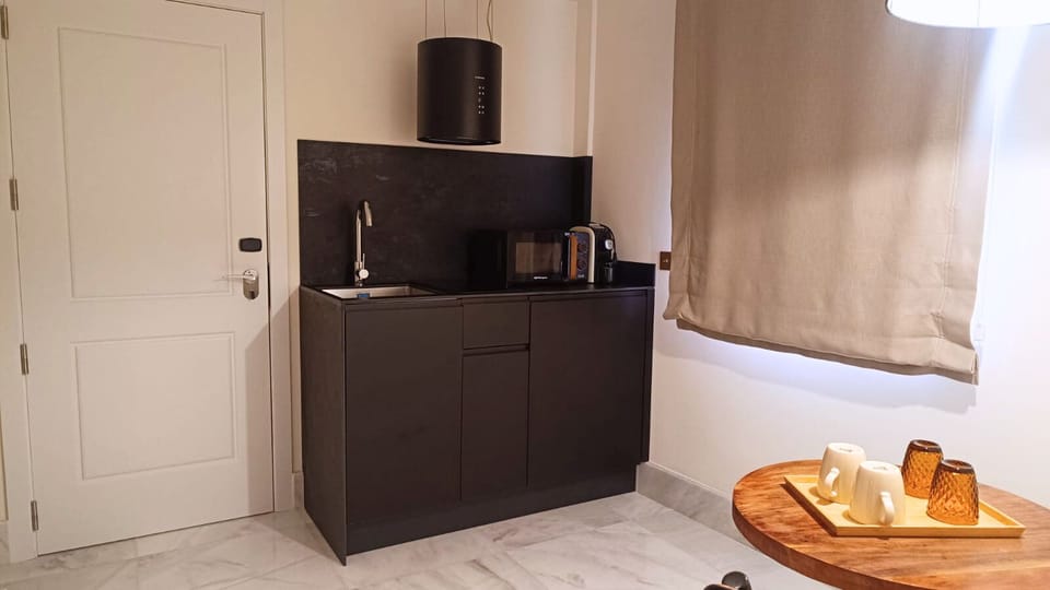Deluxe Double Room, 1 Queen Bed, Kitchenette, Tower | Private kitchen | Shared fridge, shared microwave, cookware/dishes/utensils