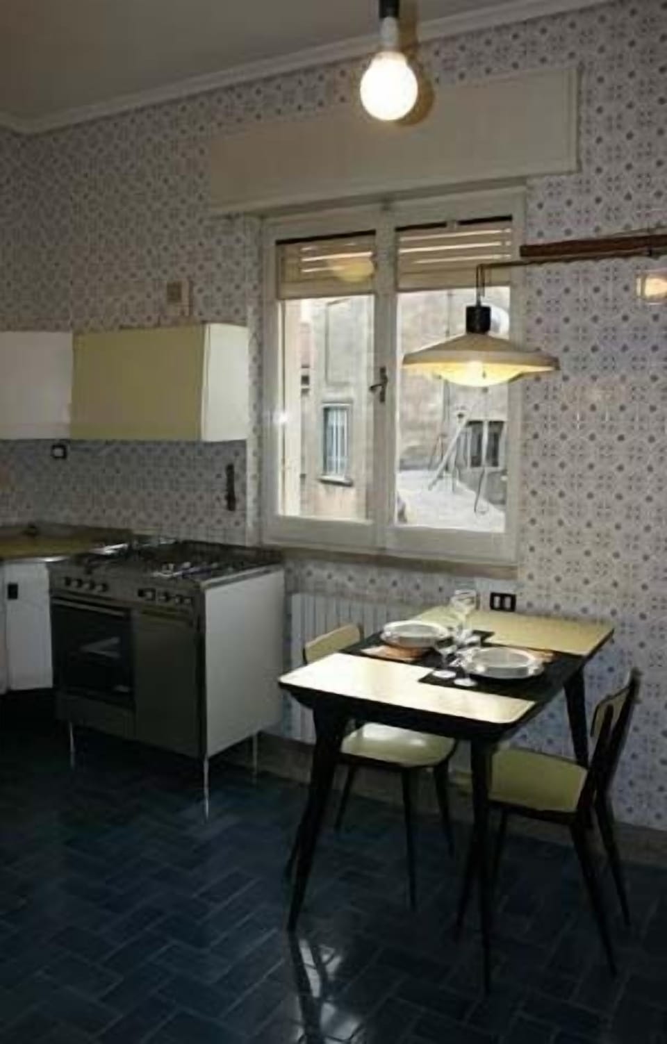 Double Room | Private kitchen | Fridge, stovetop, coffee/tea maker, cookware/dishes/utensils