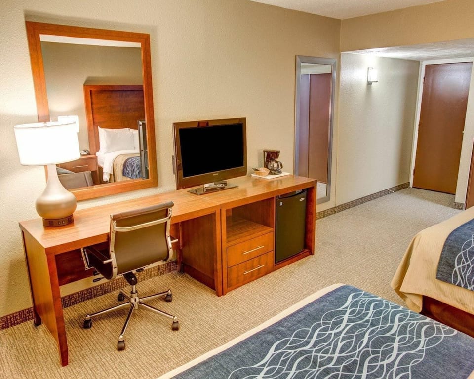 Premium bedding, in-room safe, desk, laptop workspace