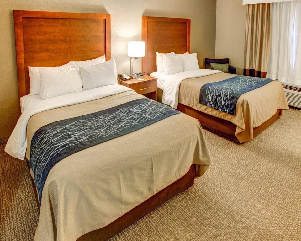 Premium bedding, in-room safe, desk, laptop workspace