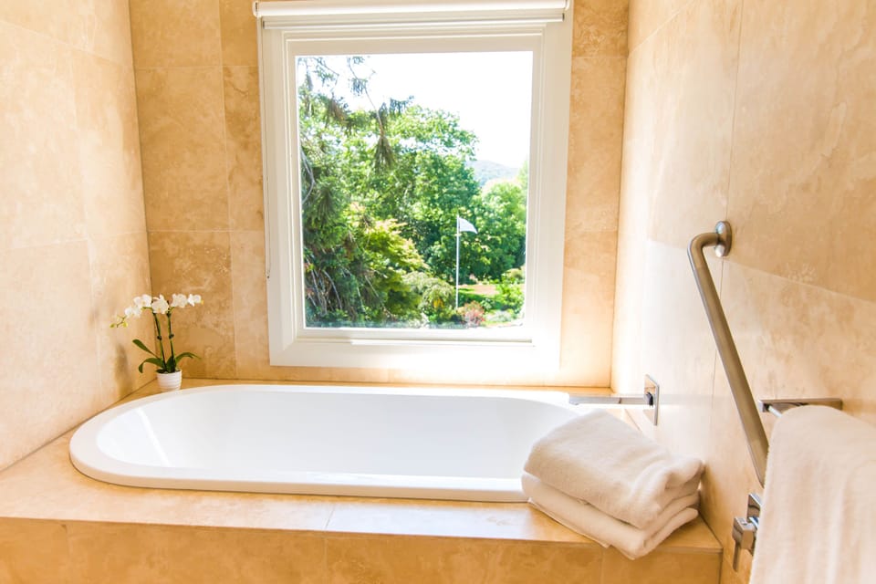 Elms Balcony Suite | Bathroom | Shower, free toiletries, hair dryer, towels