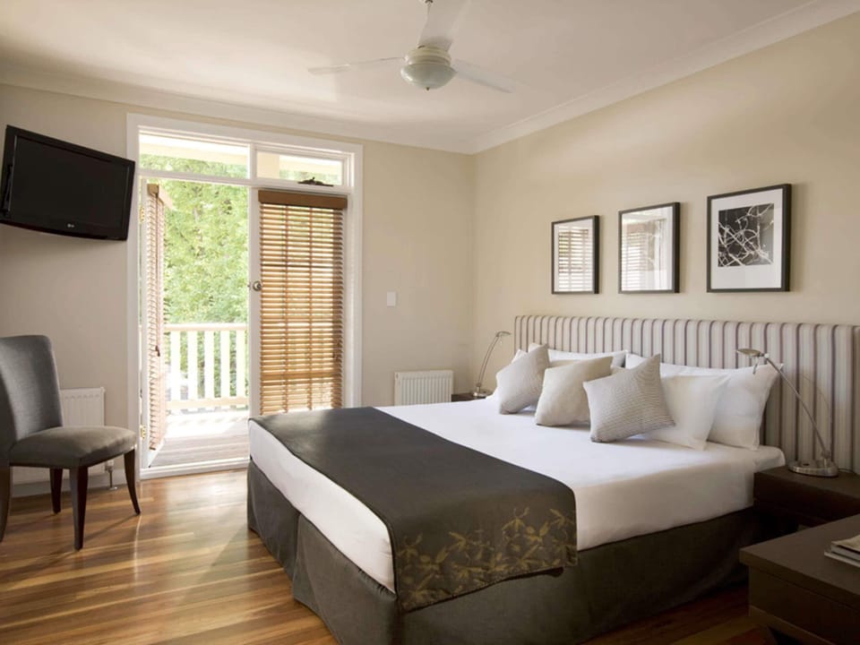 Elms Balcony Room | Iron/ironing board, bed sheets