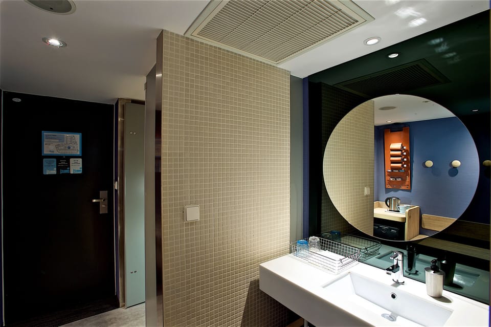 Superior Double Room | Bathroom | Shower, hair dryer, slippers, towels
