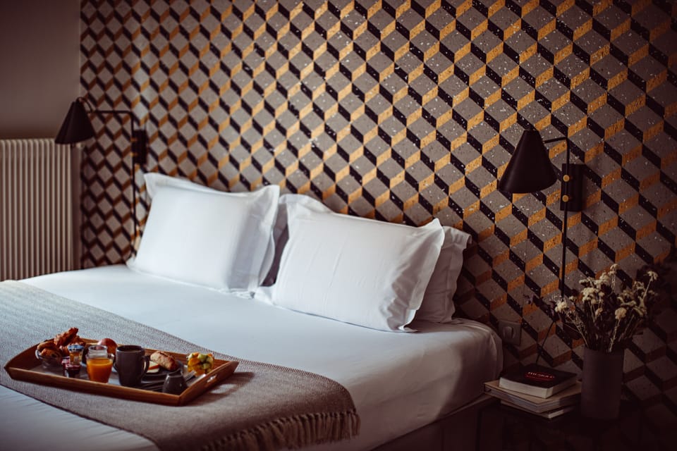 Chambre Exécutive Familiale | Minibar, in-room safe, desk, blackout drapes