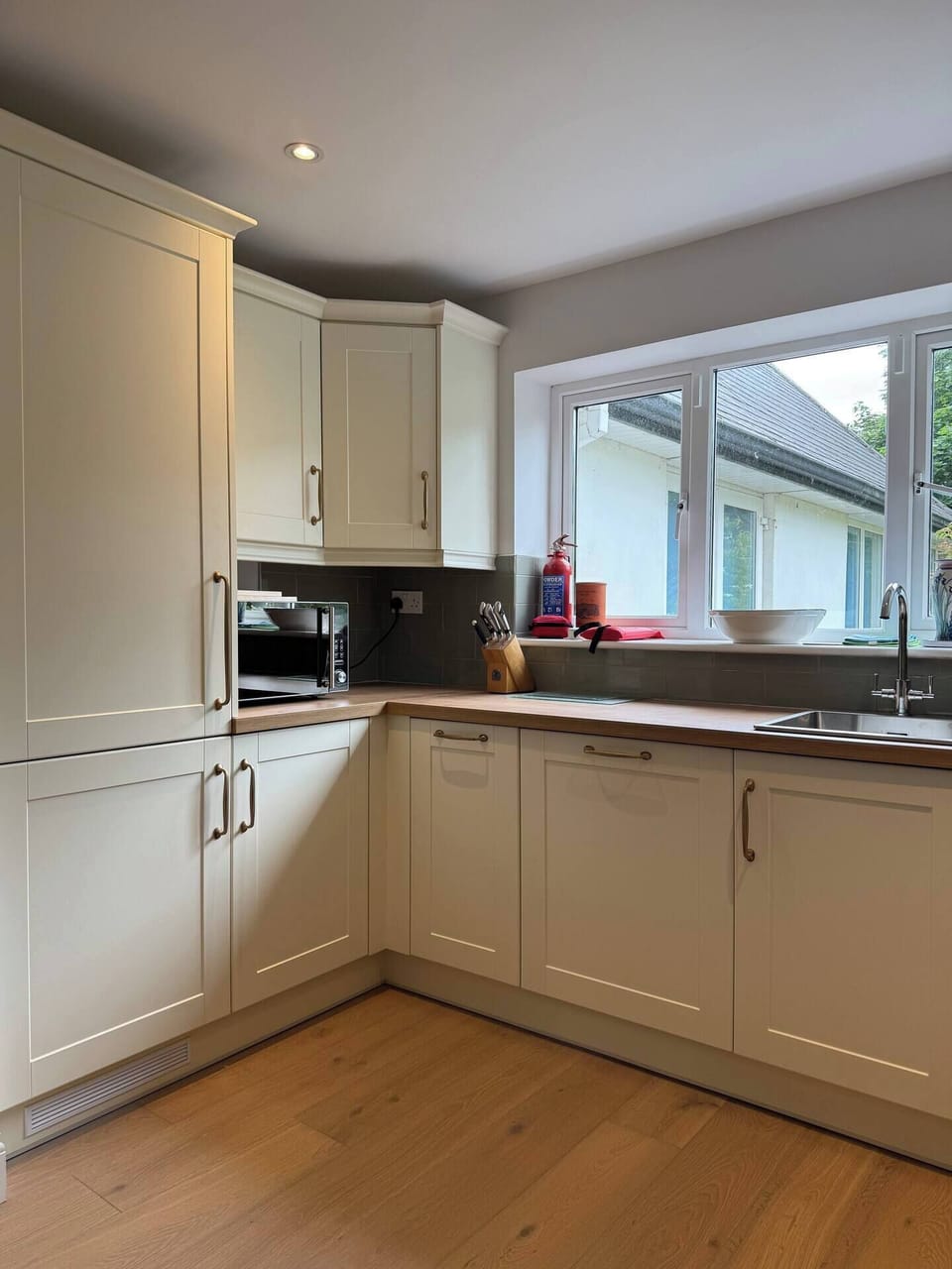 Fully equipped kitchen with generous worktop space, full-height fridge freezer.