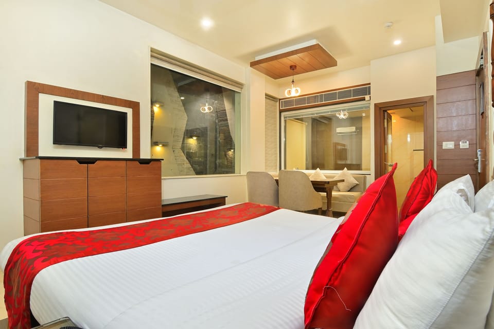 Suite Room With Bathtub | Minibar, blackout drapes, soundproofing, free WiFi