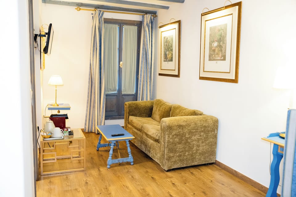 Junior Suite, 1 Bedroom | Living area | TV