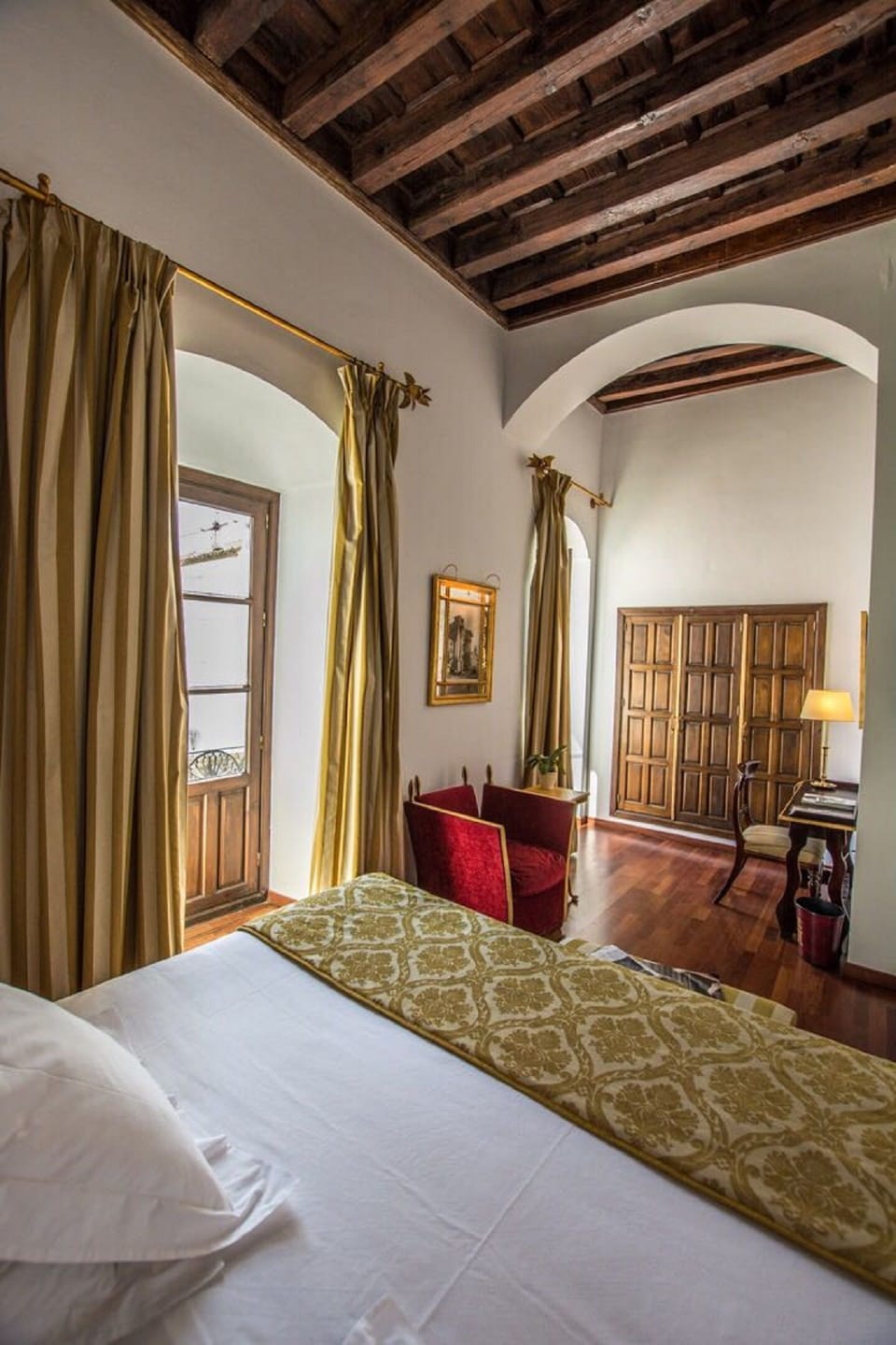 Deluxe Room | Minibar, in-room safe, desk, laptop workspace