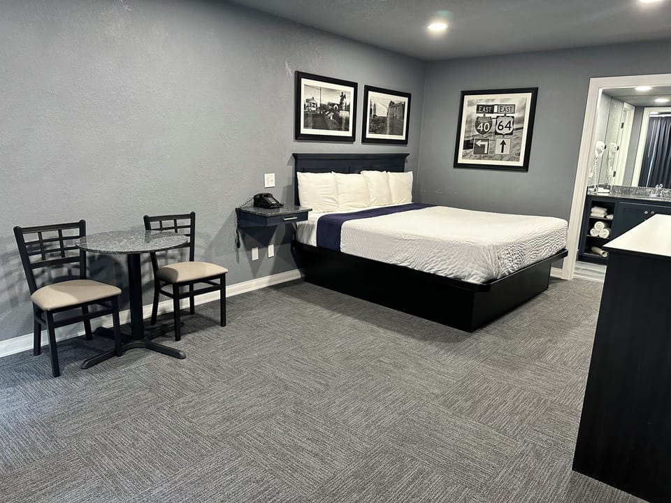 Deluxe Room, 1 King Bed | Desk, blackout drapes, iron/ironing board, free WiFi