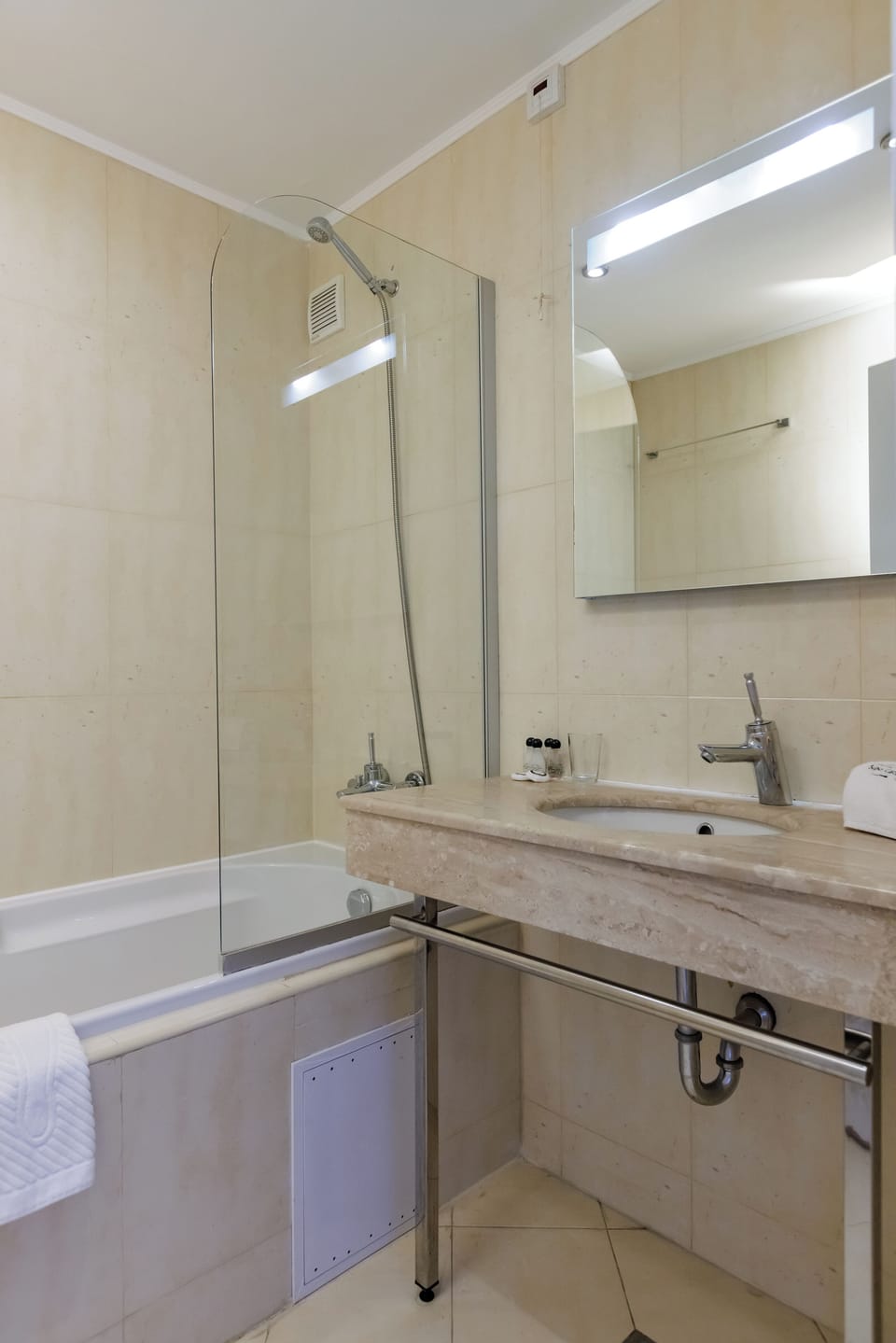 Superior Suite, 3 Bedrooms | Bathroom | Free toiletries, hair dryer, bathrobes, slippers
