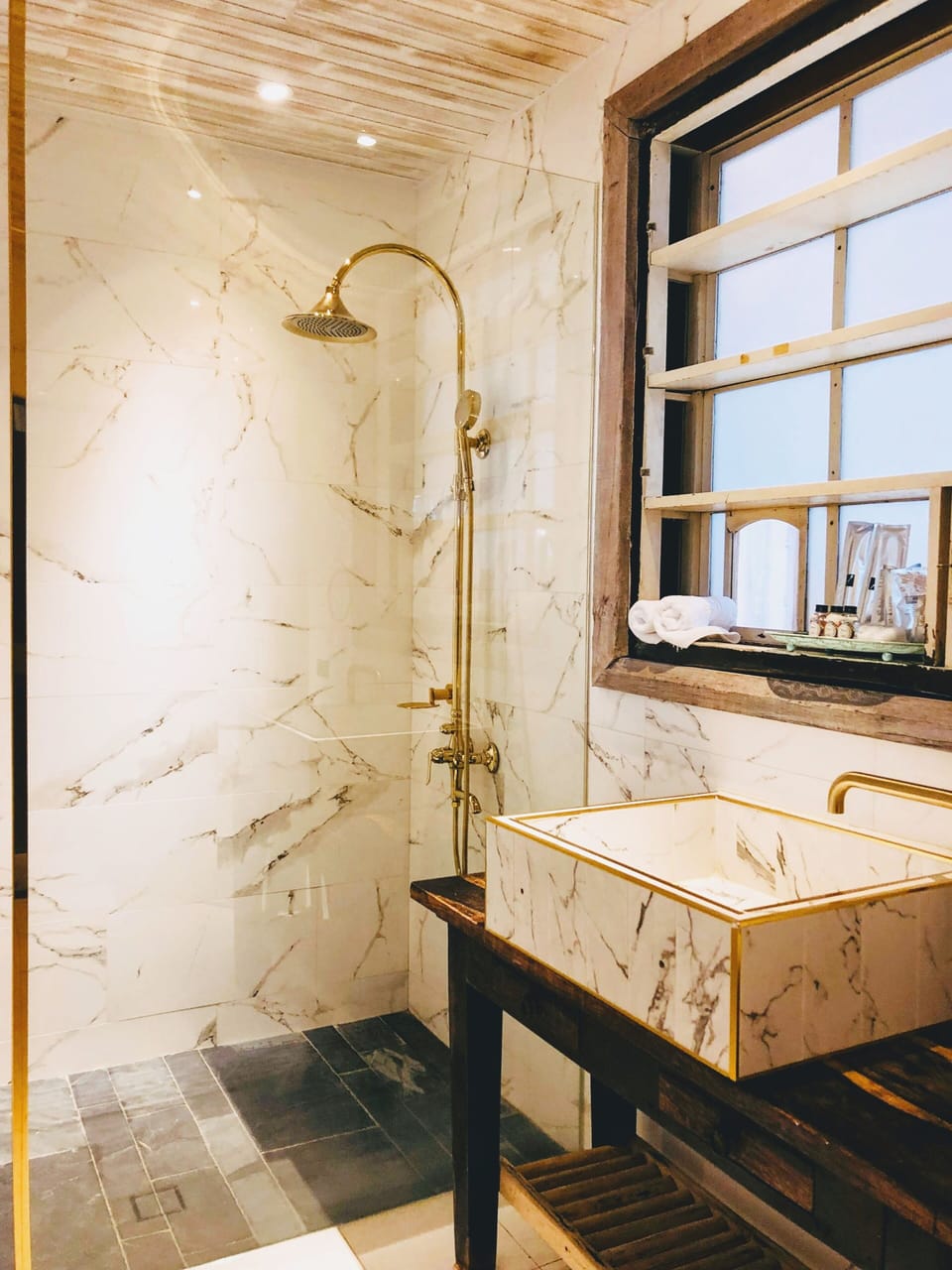 Deluxe Room | Bathroom | Hair dryer, slippers, towels, shampoo
