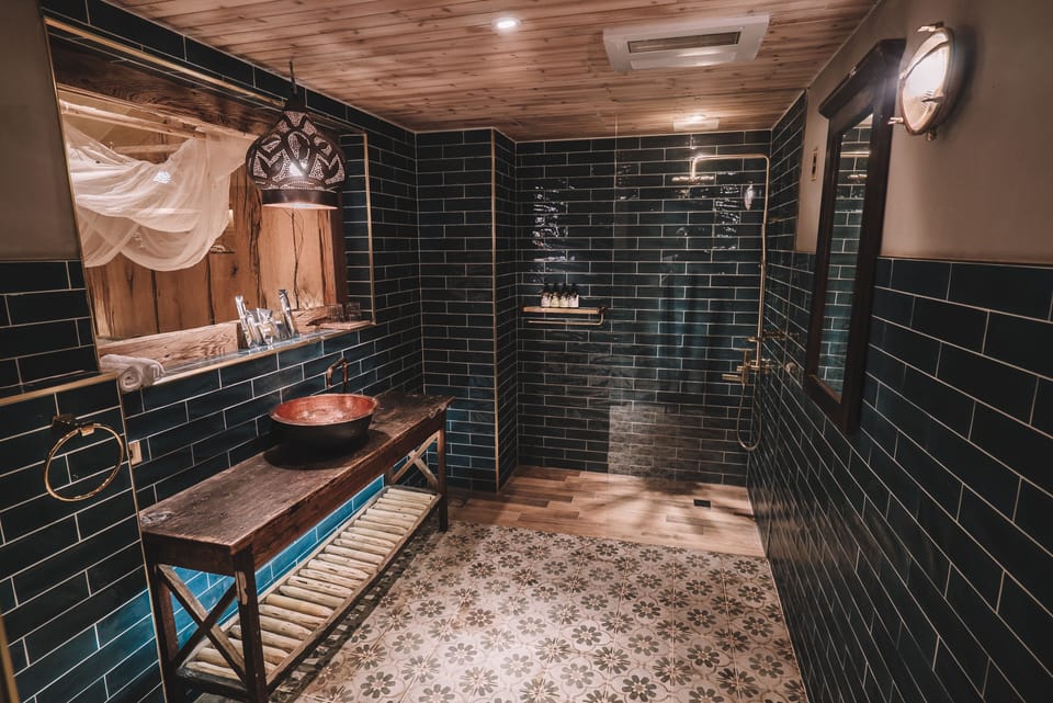 Grand Double Room | Bathroom | Hair dryer, slippers, towels, shampoo