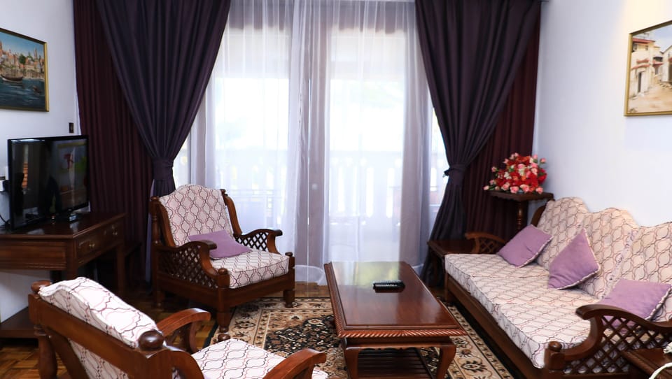Junior Suite | Living area | 32-inch Smart TV with cable channels, TV