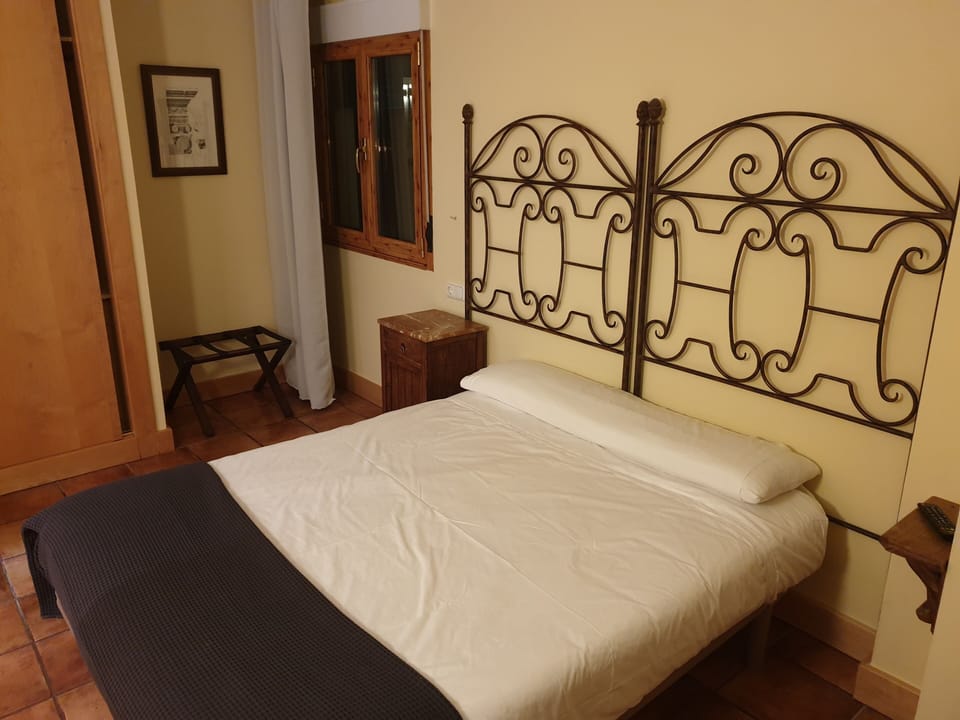 Double or Twin Room, Mountain View | Desk, soundproofing, WiFi (free), bed sheets