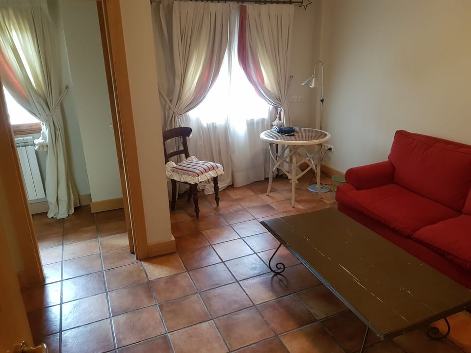 Suite, Mountain View | Desk, soundproofing, WiFi (free), bed sheets