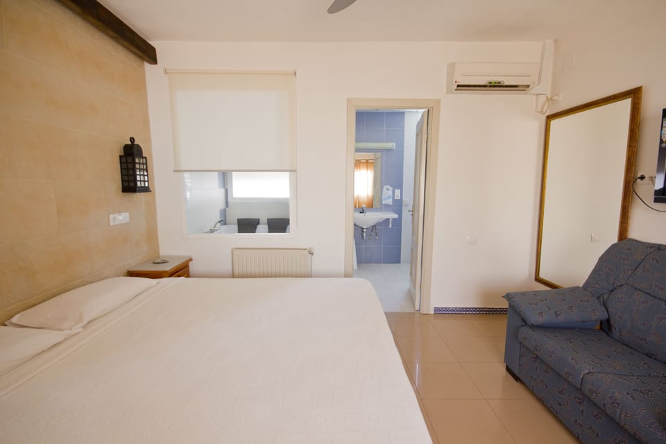 Superior Double Room, Jetted Tub | Desk, soundproofing, free WiFi, bed sheets