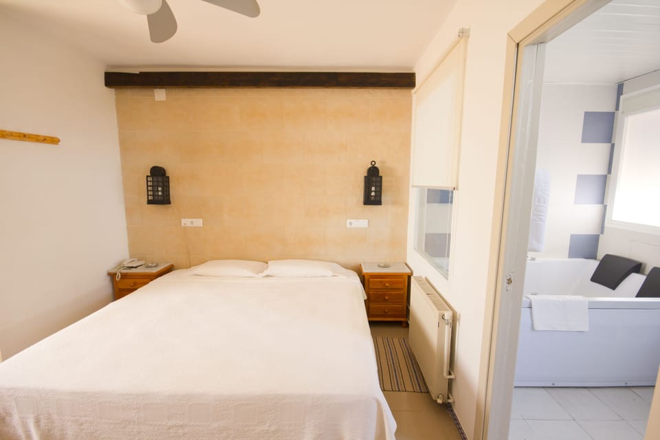 Superior Double Room, Jetted Tub | Desk, soundproofing, free WiFi, bed sheets