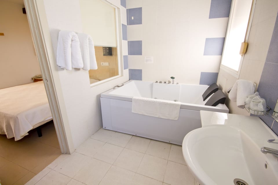 Superior Double Room, Jetted Tub | Bathroom | Free toiletries, hair dryer, bidet, towels