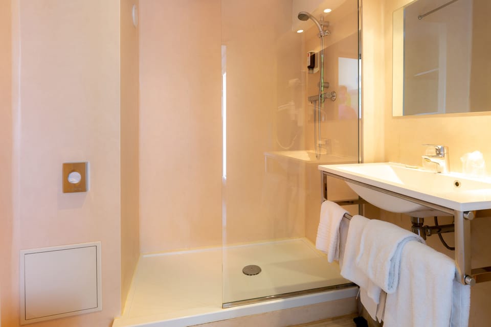 Comfort Twin Room | Bathroom amenities | Shower, hair dryer, towels
