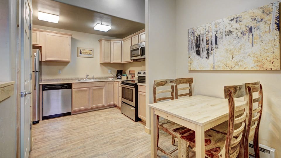 Luxury Suite, Private Bathroom (124 Aspen Luxury Suite) No Pets | Bed sheets