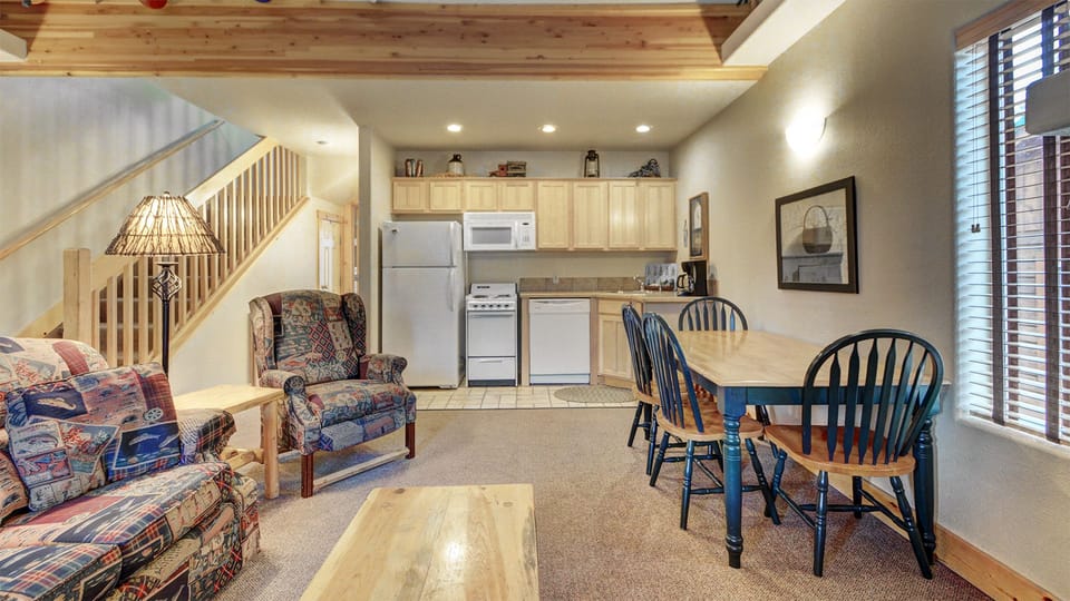 Premium Suite, Private Bathroom (2 Bedroom Suite) No Pets | Bed sheets