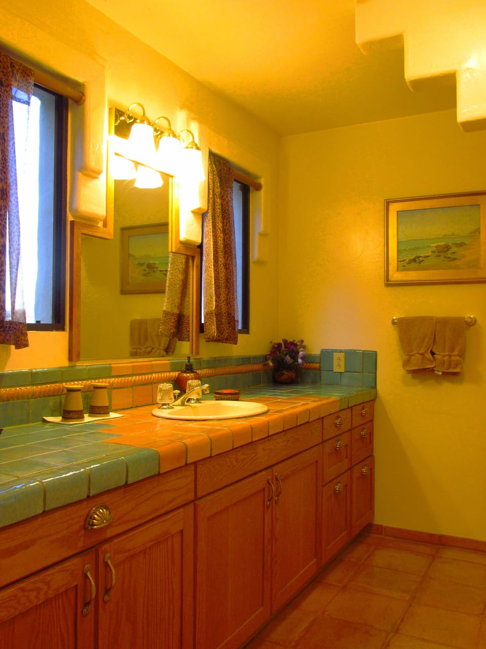 Room (King with En Suite Bathroom) | Bathroom | Free toiletries, hair dryer, towels