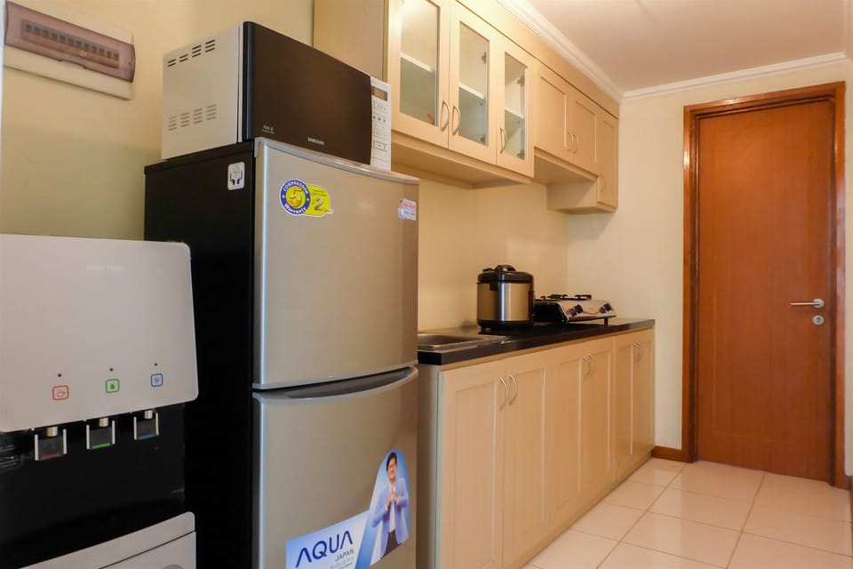 Room | Private kitchenette | Fridge, stovetop, cookware/dishes/utensils