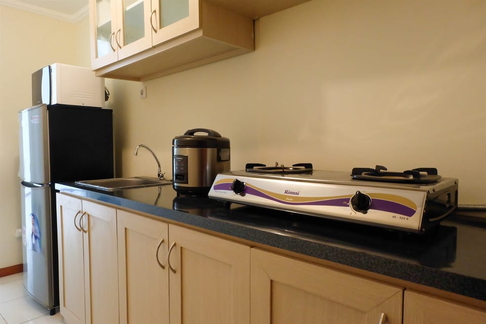 Room | Private kitchenette | Fridge, stovetop, cookware/dishes/utensils